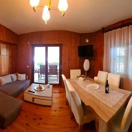 Beachfront Kate Orebić